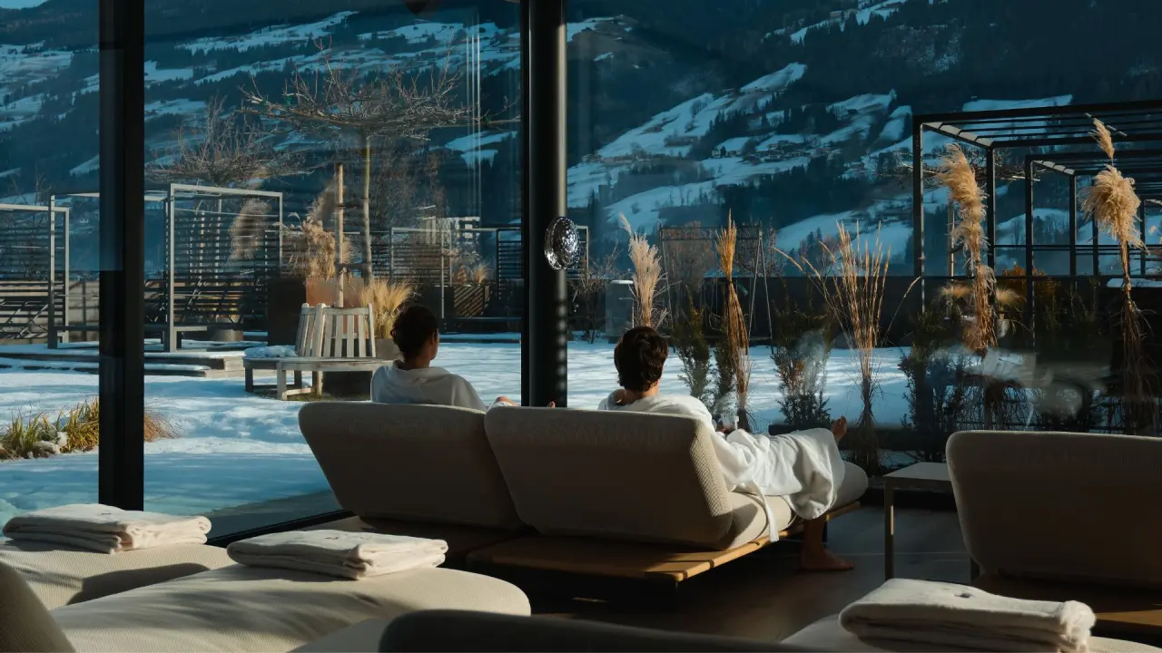 Sport- und Wellnesshotel Held****s in Fügen – Gäste entspannen im Spa-Ruhebereich mit Bergblick | Wellnesshotel Zillertal