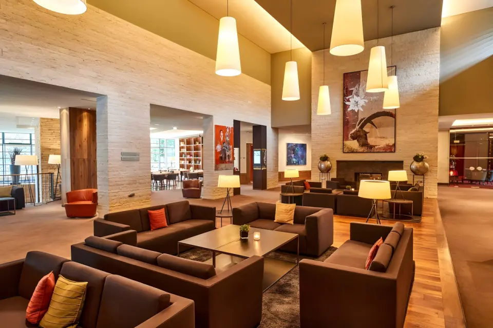 Kempinski Hotel Das Tirol in Jochberg – Geräumige Lobby mit gemütlichen Sitzbereichen und Kunst | Wellnesshotel Tirol