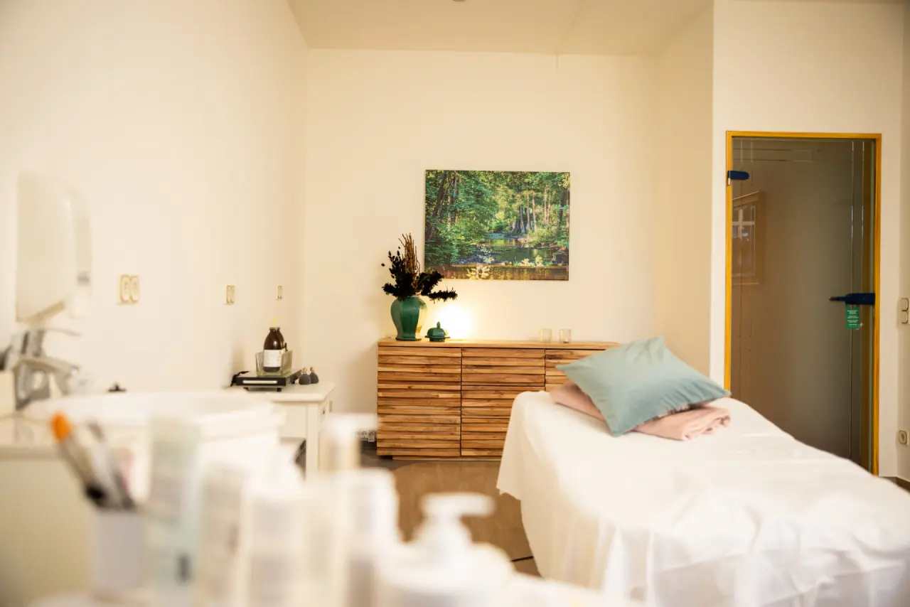 Mühl Vital Resort in Bad Lauterberg – Heller Behandlungsraum im Spa-Bereich mit Massageliege | Wellnesshotel Harz