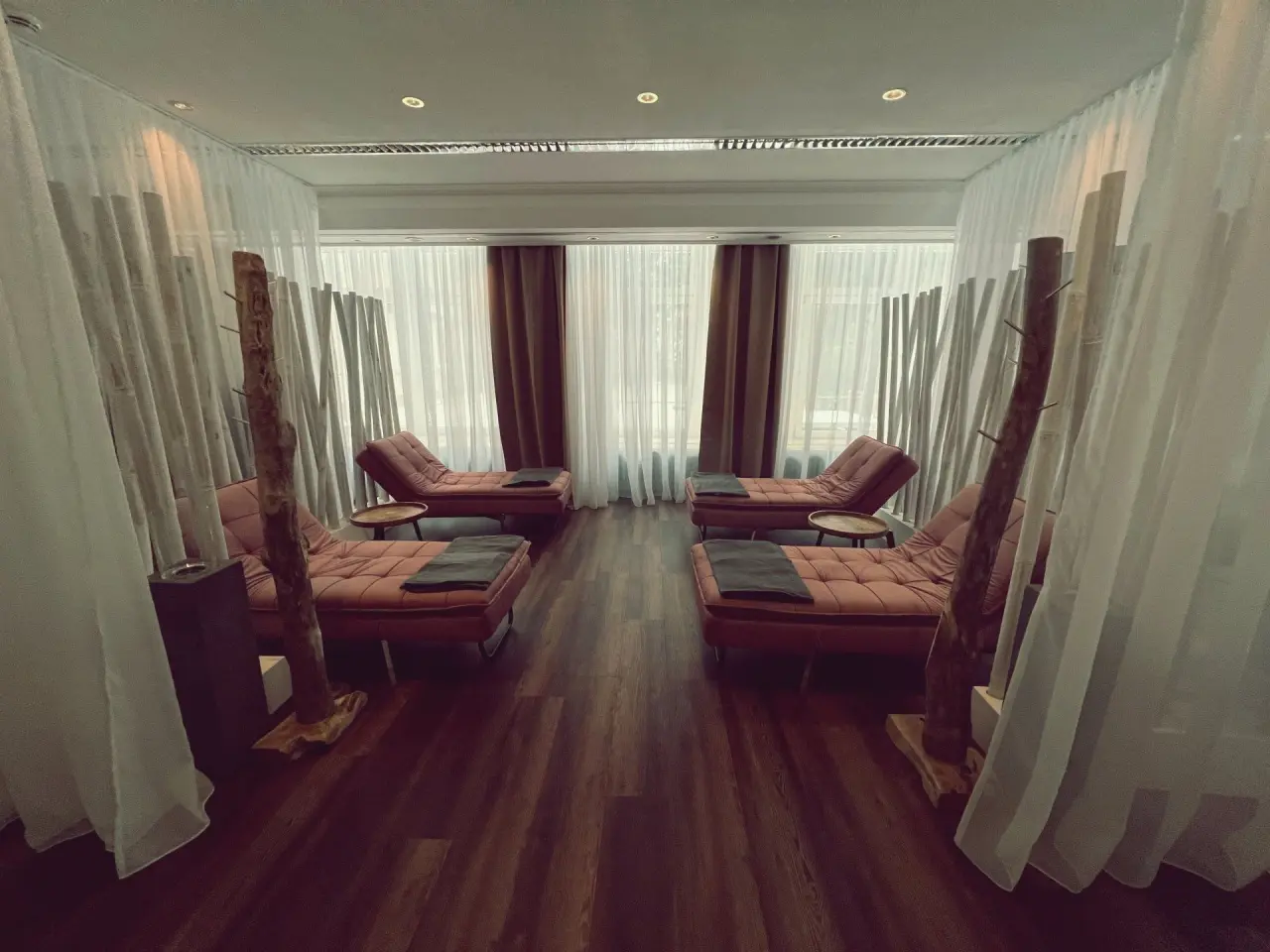 Hotel Seela in Bad Harzburg – Entspannungsraum mit bequemen Liegen und Vorhängen | Wellnesshotel Harz