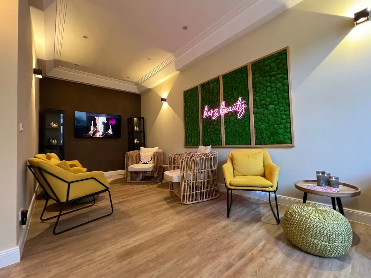 Hotel Seela in Bad Harzburg – Moderner Lounge-Bereich mit "harz beauty" Schriftzug | Wellnesshotel Harz