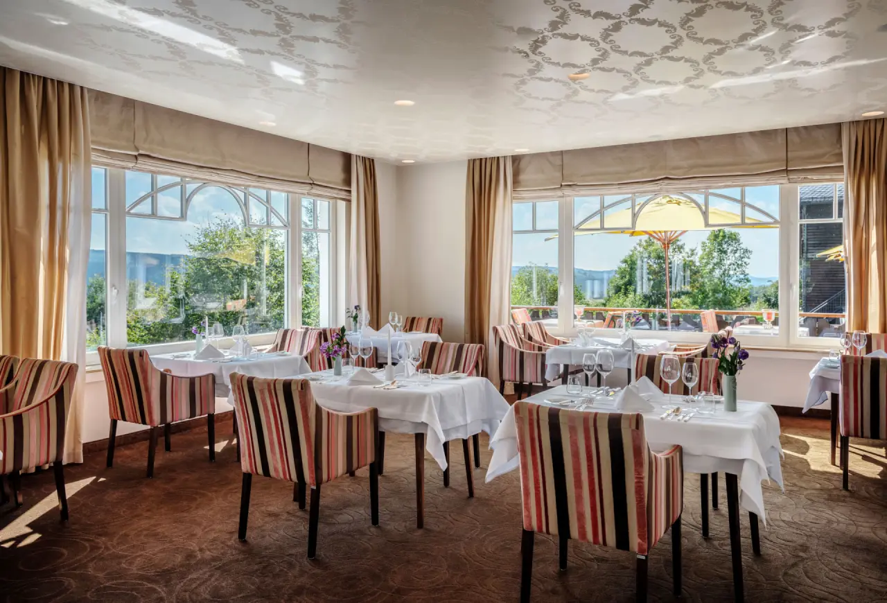 Waldhaus Ohlenbach in Schmallenberg-Ohlenbach – Helles Restaurant mit großen Fenstern und Ausblick | Wellnesshotel Sauerland