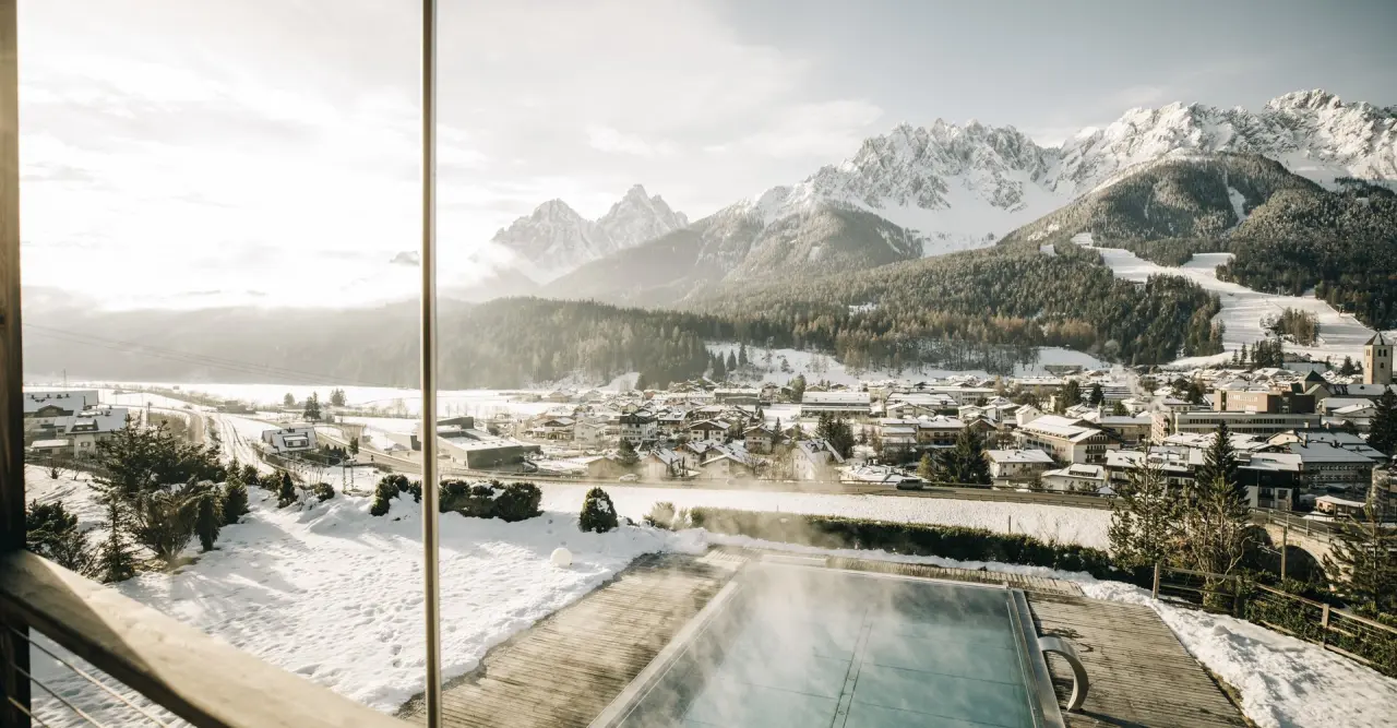 Naturhotel Leitlhof in Innichen – Beheizter Außenpool mit Dampf und verschneitem Bergpanorama | Wellnesshotel Dolomiten