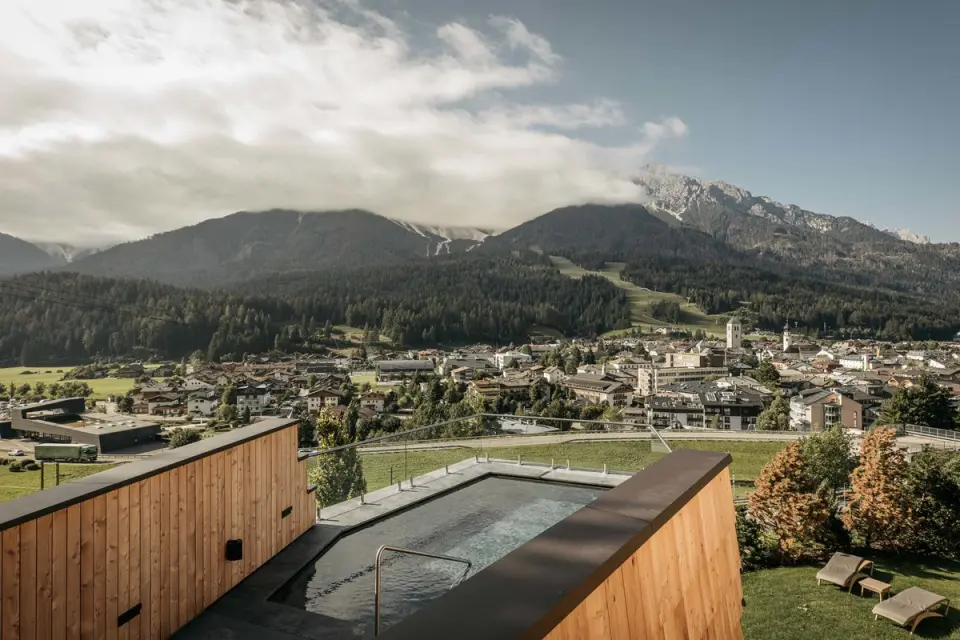 Naturhotel Leitlhof in Innichen – Infinity-Pool mit Panoramablick auf Innichen | Wellnesshotel Südtirol