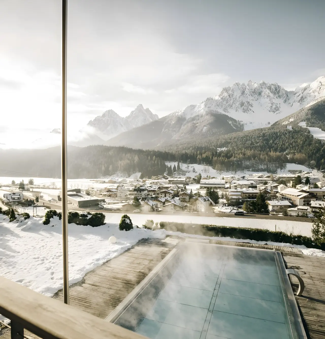 Naturhotel Leitlhof in Innichen – Beheizter Außenpool mit Bergblick im Winter | Wellnesshotel Südtirol