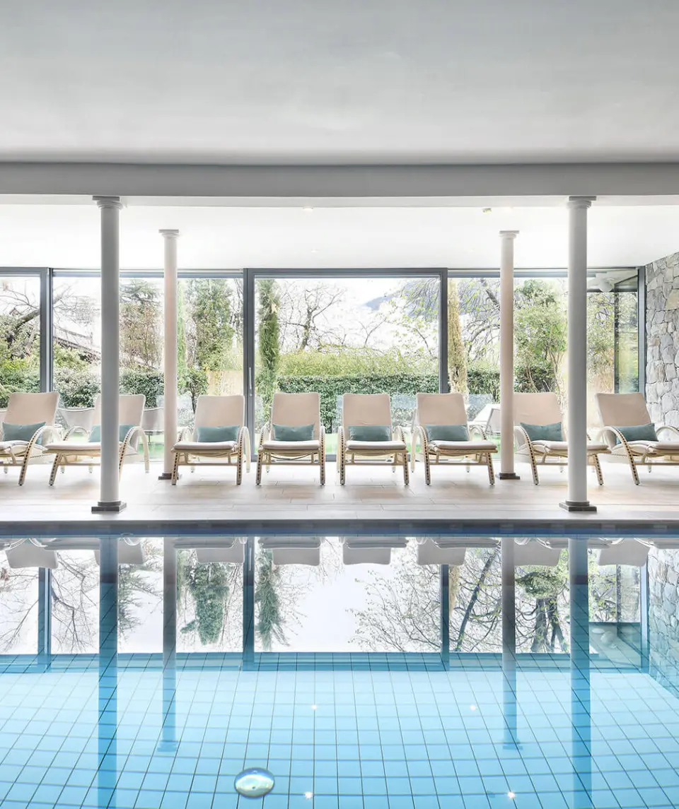 Hotel das stachelburg in Plaus – Heller Innenpool mit Liegen und Bergblick | Wellnesshotel Südtirol