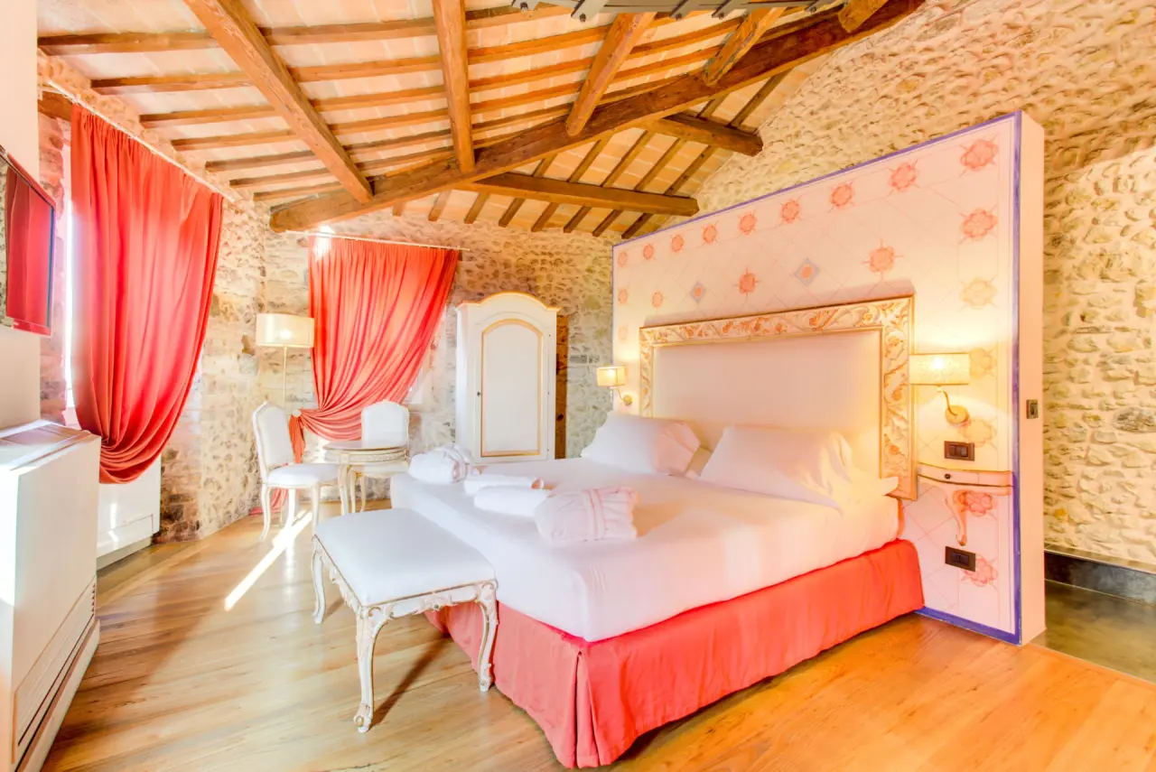 Oste del Castello in Verucchio – Komfortables Hotelzimmer mit Holzbalken und Steinwänden | Wellnesshotel Emilia-Romagna