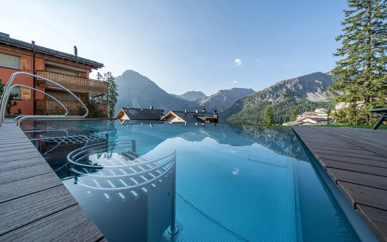 Waldhotel Arosa in Arosa – Außenpool mit Blick auf das Bergpanorama | Wellnesshotel Graubünden