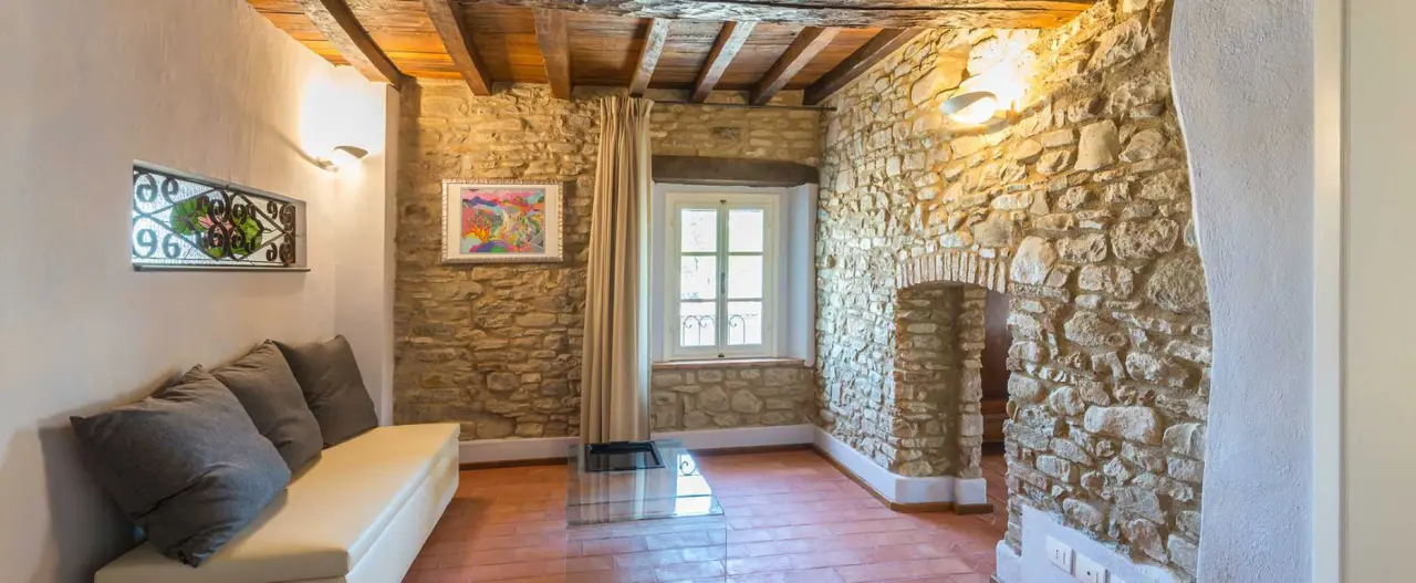 Borgo Cadonega Relais & Spa in Viano – Moderne Sauna mit Glasfront und stimmungsvoller Beleuchtung | Wellnesshotel Emilia-Romagna