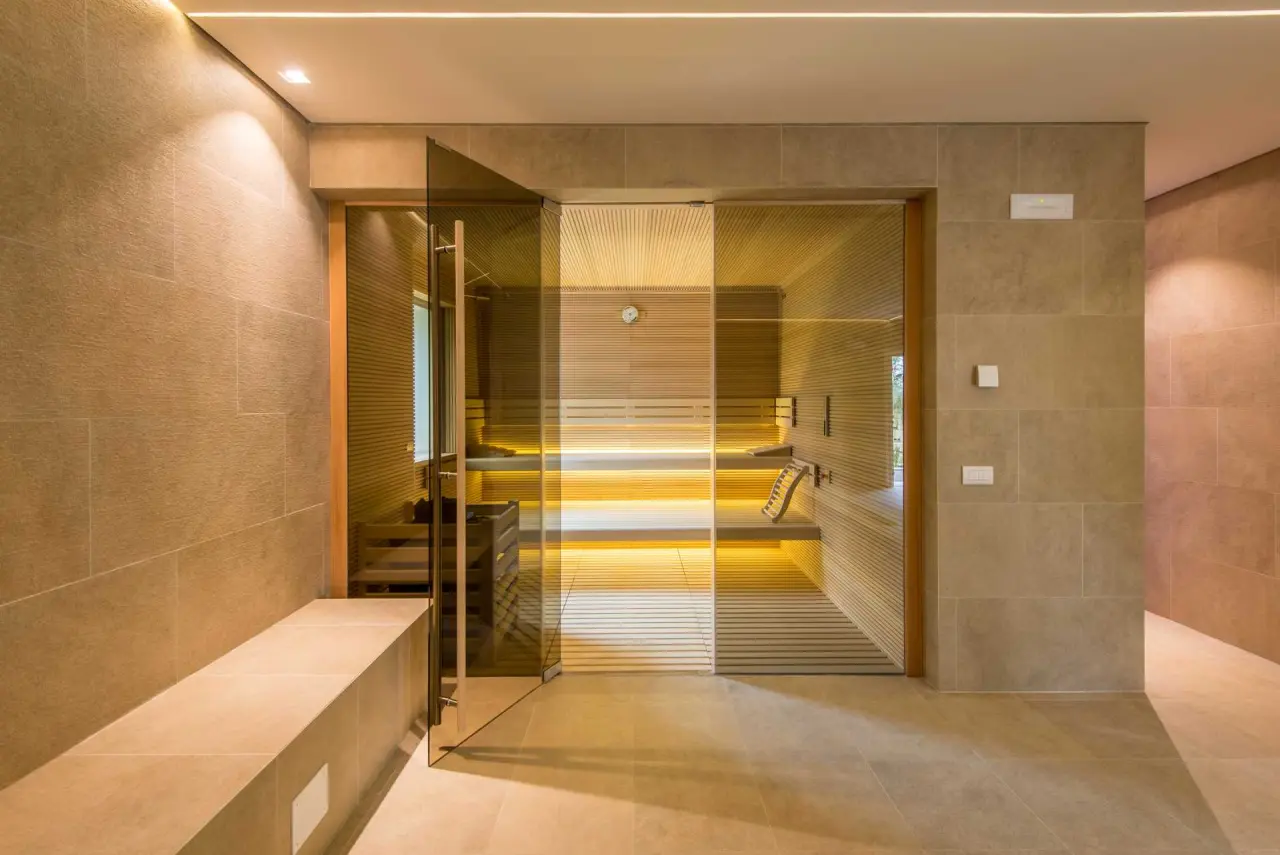 Borgo Cadonega Relais & Spa in Viano – Moderne Sauna mit Glasfront und indirekter Beleuchtung | Wellnesshotel Emilia-Romagna