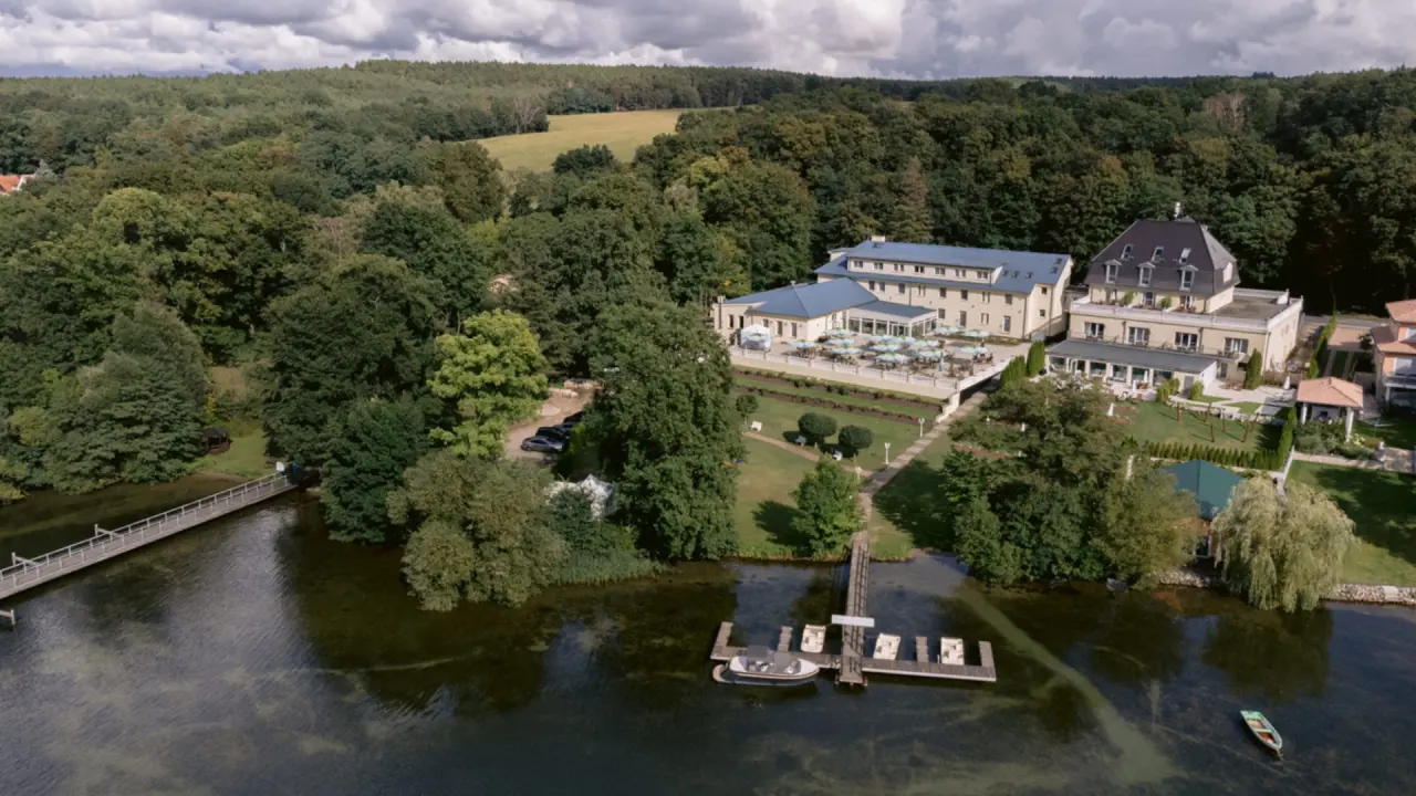 HOTEL-RESORT Märkisches Meer Haus am See in Diensdorf-Radlow – Luftbild des Hotels am See | Wellnesshotel Märkisches Meer
