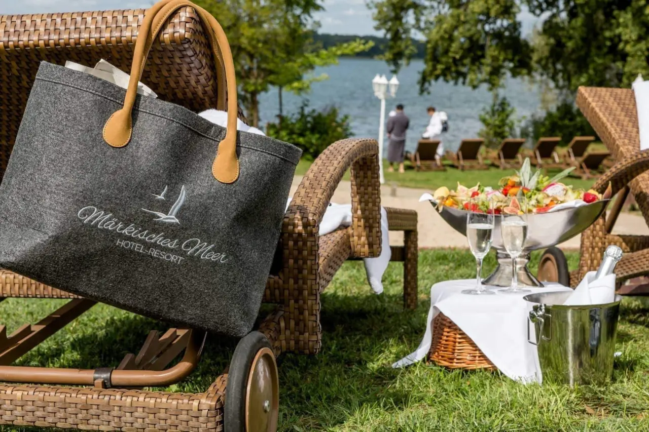 HOTEL-RESORT Märkisches Meer Haus am See in Diensdorf-Radlow – Luftbild des Hotels am See | Wellnesshotel Märkisches Meer