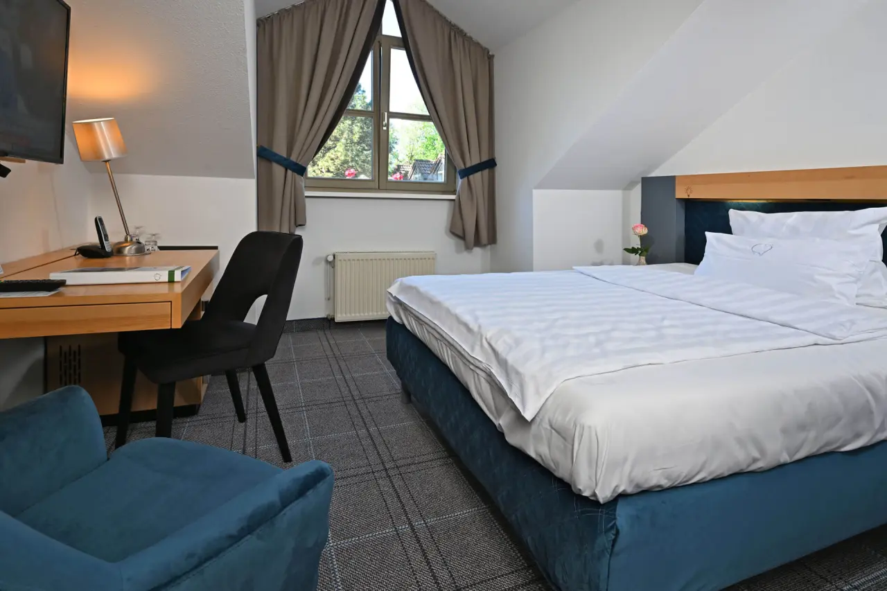 Landhotel Schnuck in Schneverdingen – Gemütliches Hotelzimmer mit Dachschräge | Wellnesshotel Lüneburger Heide
