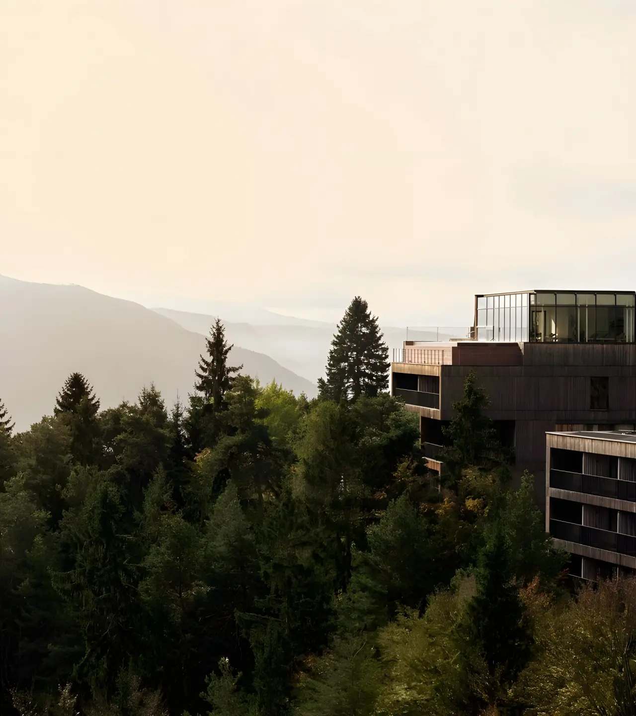 Hotel Saltus in Jenesien – Modernes Hotelgebäude inmitten von Wäldern und Bergen | Wellnesshotel Südtirol