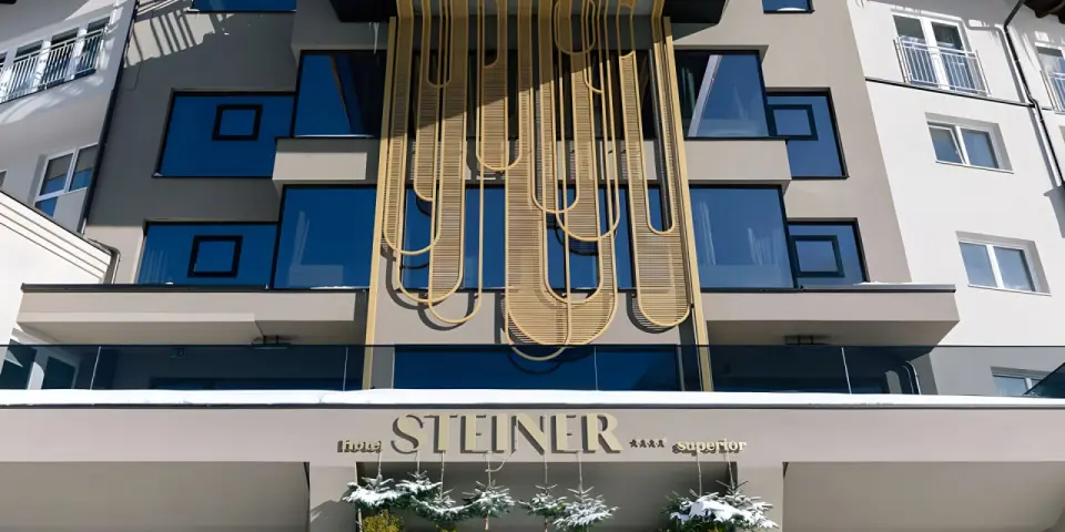 Hotel Steiner in Obertauern – Moderner Hoteleingang mit stilvoller Fassadengestaltung | Wellnesshotel Salzburg