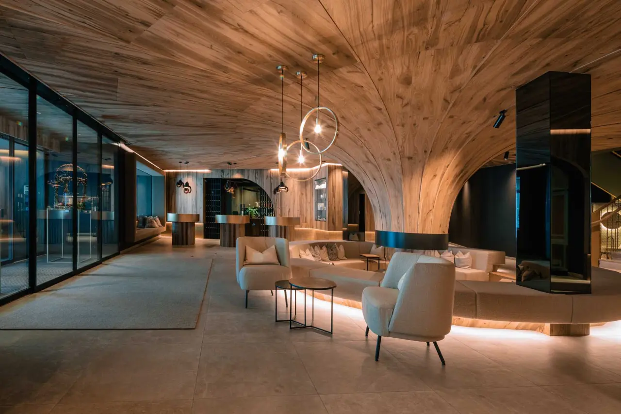 Hotel Steiner in Obertauern – Elegante Lobby mit einzigartigem Design und gemütlichen Sitzbereichen | Wellnesshotel Salzburg