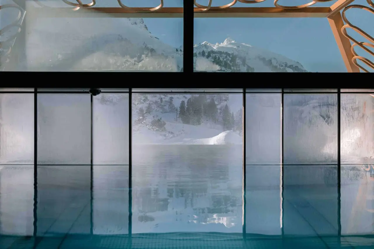 Hotel Steiner in Obertauern – Entspannender Indoorpool mit Blick auf die winterliche Bergwelt | Wellnesshotel Salzburg