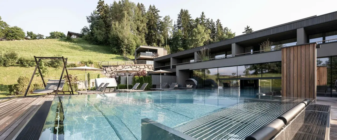 Hotel Viertler in Schenna – Außenpool mit Bergblick und Liegen | Wellnesshotel Südtirol