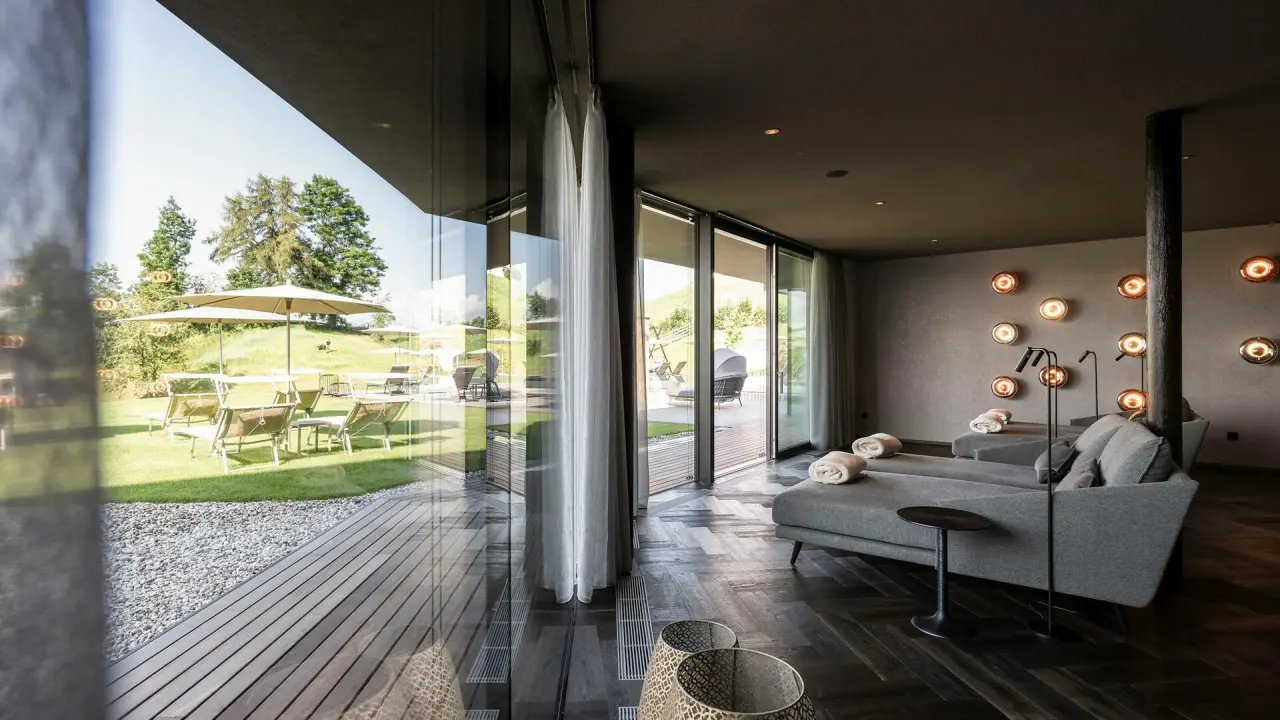 Hotel Viertler in Schenna – Ruhiger Ruheraum mit Blick nach draußen | Wellnesshotel Südtirol