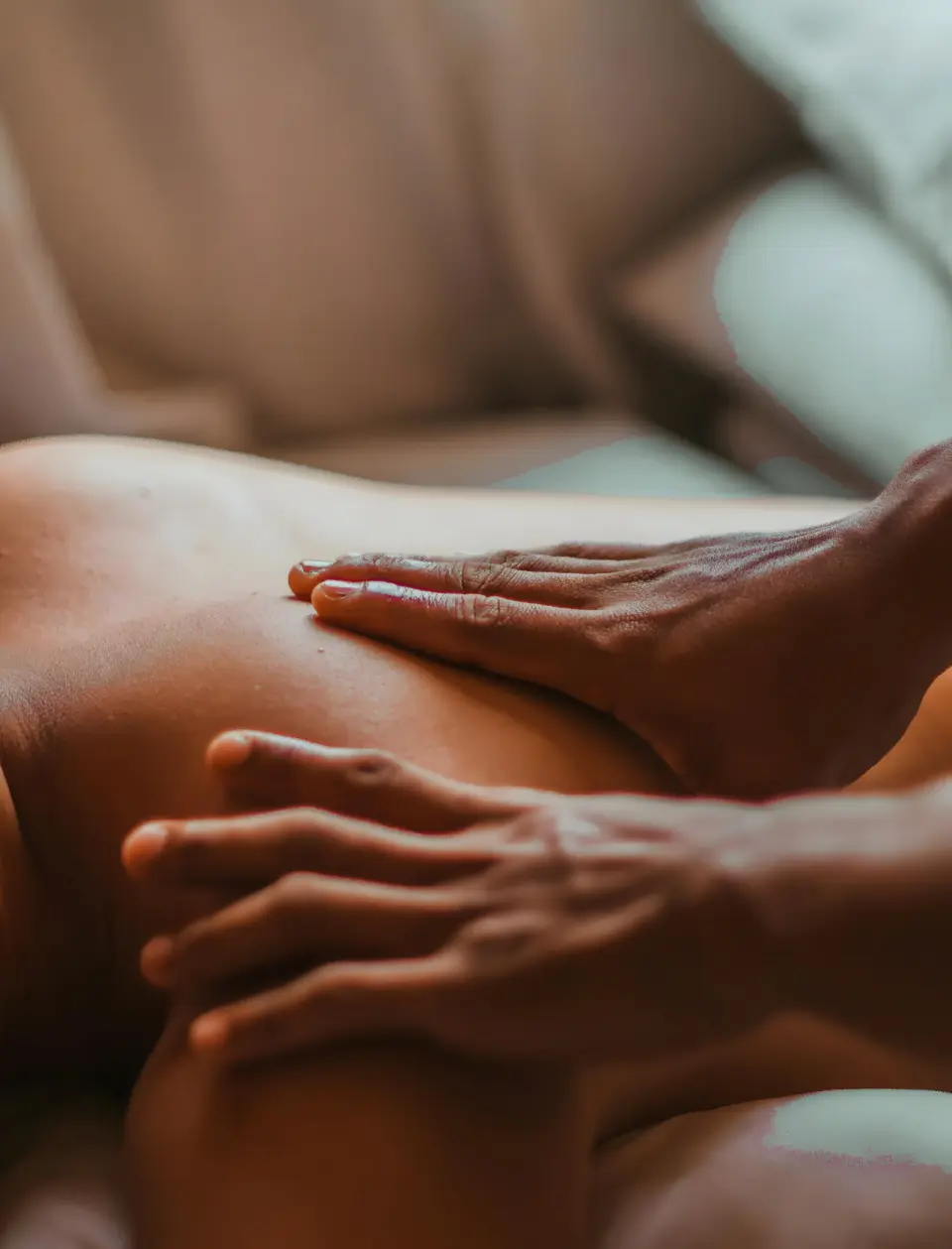 Feldmilla Design Hotel in Sand in Taufers – Entspannende Rückenmassage im Spa-Bereich | Wellnesshotel Südtirol
