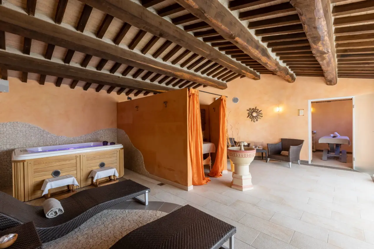 La Melosa Resort & Spa in Roccastrada – Entspannender Spa-Bereich mit Whirlpool und Behandlungsräumen | Wellnesshotel Toskana