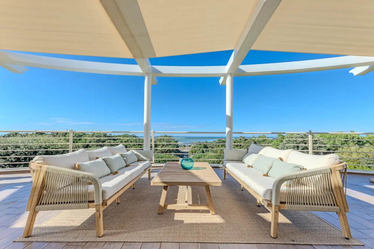 Tombolo Talasso Resort in Marina di Castagneto Carducci – Exklusive Lounge-Terrasse mit Meerblick | Wellnesshotel Toskana