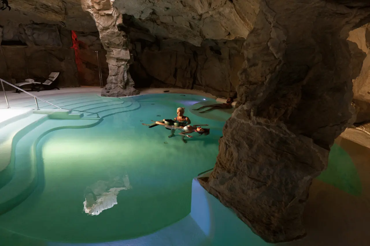 Tombolo Talasso Resort in Marina di Castagneto Carducci – Gäste entspannen im Thalasso-Grotte-Pool | Wellnesshotel Toskana