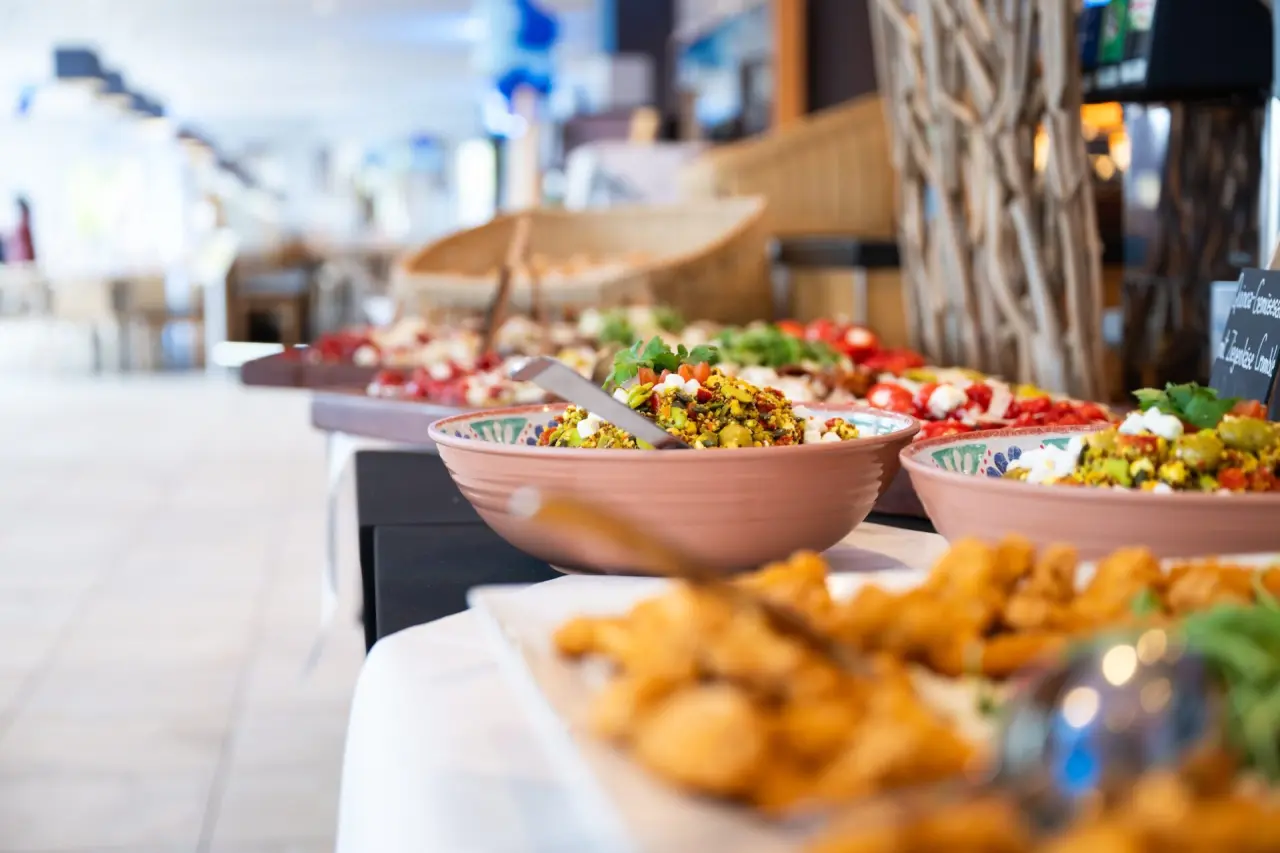 Rhön Park Hotel in Hausen-Roth – Reichhaltiges Buffet mit frischen Salaten und Speisen | Wellnesshotel Rhön
