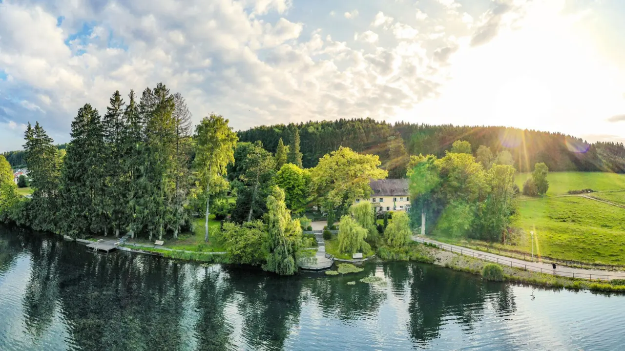 Bad Clevers Gesundheitsresort & Spa in Bad Grönenbach – Hotelgebäude am Seeufer umgeben von Natur | Wellnesshotel Allgäu