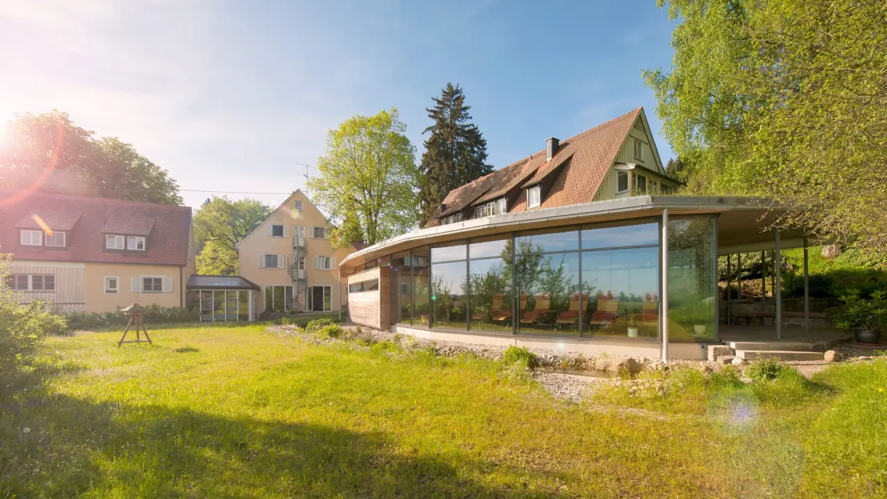 Bad Clevers Gesundheitsresort & Spa in Bad Grönenbach – Hotelanlage mit moderner Glasfront | Wellnesshotel Allgäu