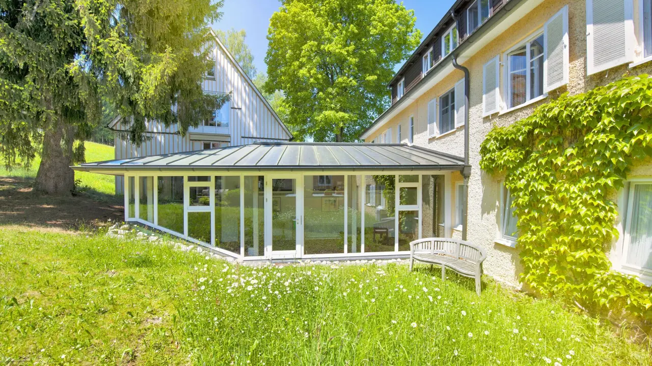 Bad Clevers Gesundheitsresort & Spa in Bad Grönenbach – Modernes Gebäude mit Gründach und Bachlauf | Wellnesshotel Allgäu