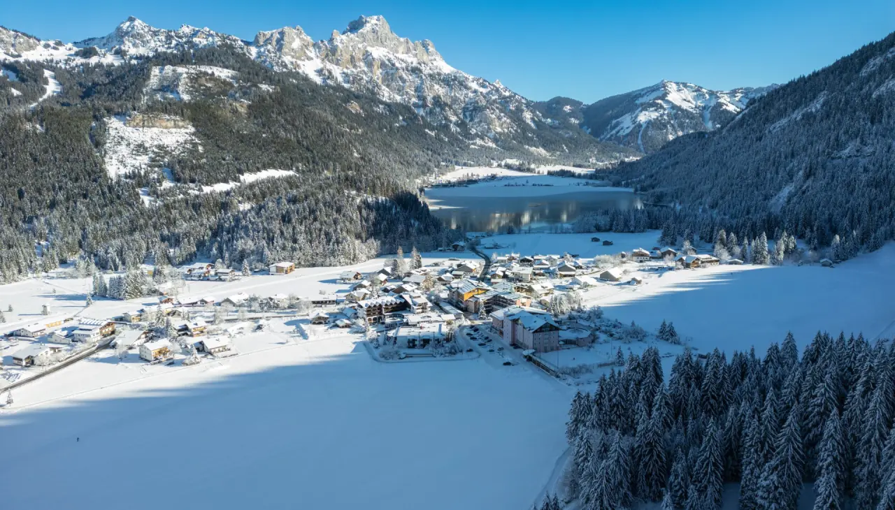 Hotel Tyrol am Haldensee in Haldensee – Winterpanorama des Haldensees und der umliegenden Berge | Wellnesshotel Tannheimer Tal