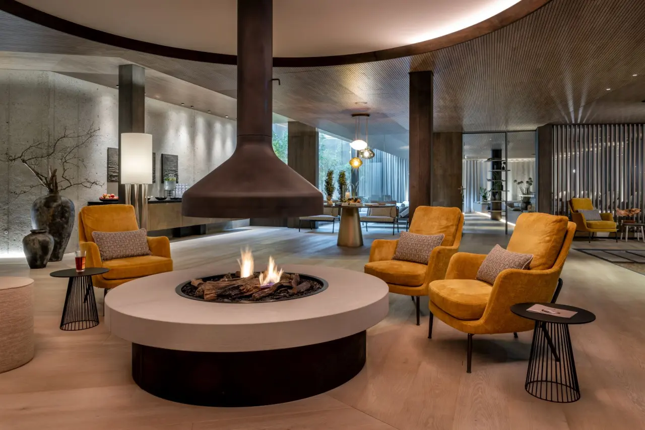 Hotel Hirschen Horn in Radolfzell – Gemütlicher Loungebereich mit Kamin | Wellnesshotel Bodensee