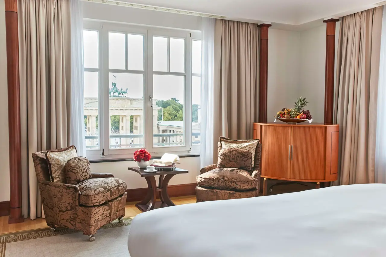 Hotel Adlon Kempinski in Berlin – Hotelzimmer mit Blick auf das Brandenburger Tor | Wellnesshotel Berlin