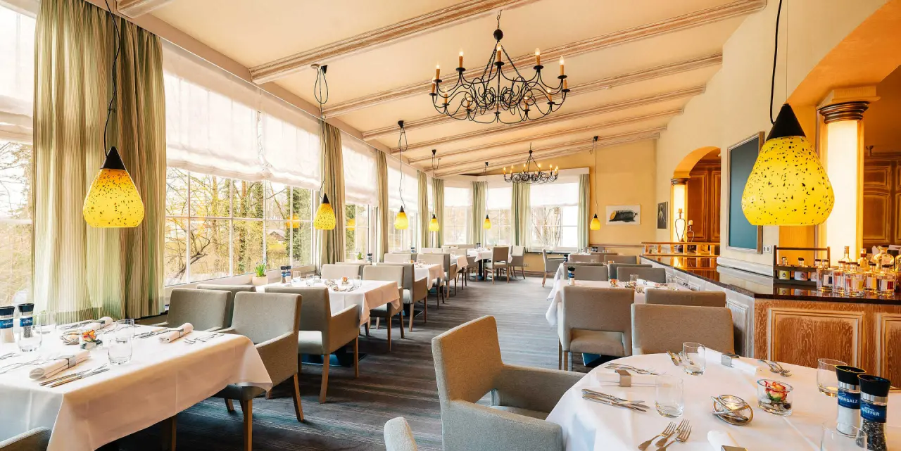 Hotel Munte am Stadtwald in Bremen – Helles Restaurant mit großen Fenstern | Wellnesshotel Bremen