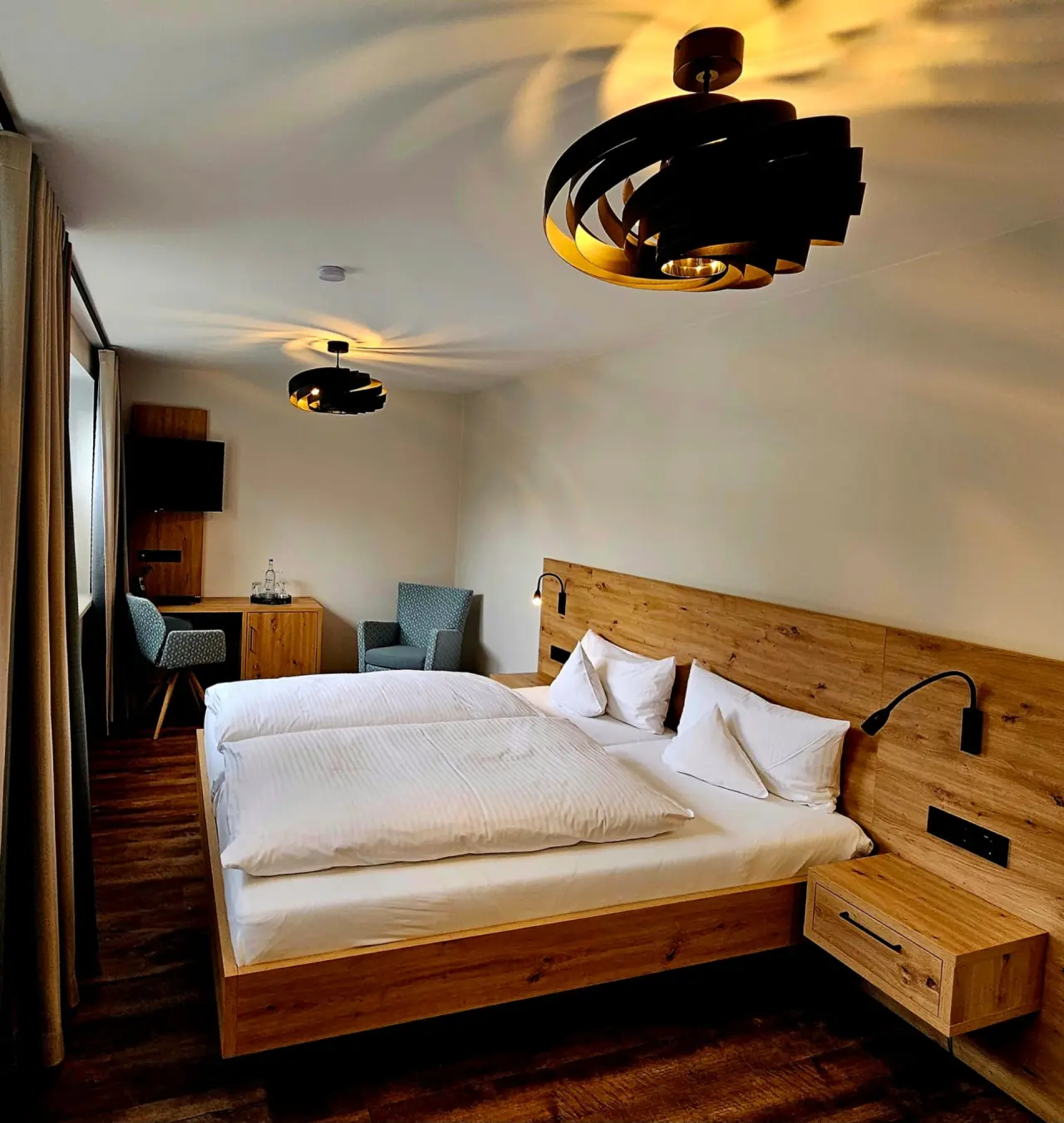Rüters Parkhotel in Willingen – Komfortables Doppelzimmer mit Holzbett und stilvoller Beleuchtung | Wellnesshotel Sauerland