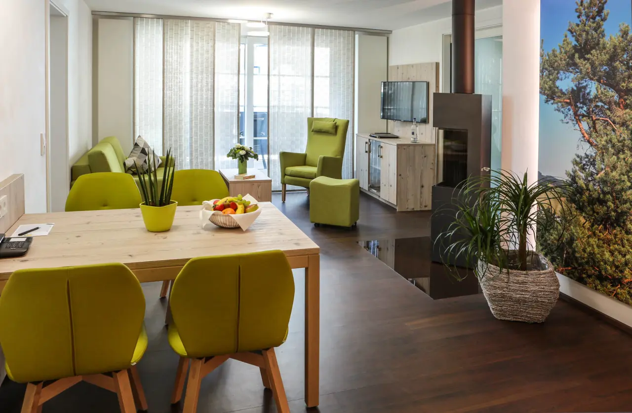 Rüters Parkhotel in Willingen – Geräumige Suite mit Essbereich, Kamin und modernen Möbeln | Wellnesshotel Sauerland