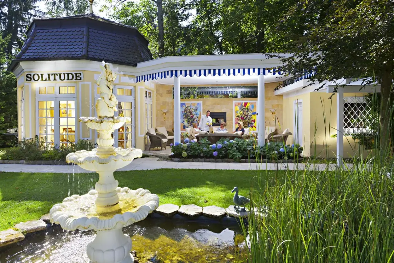 Kurhotel Fontenay in Bad Wörishofen – Idyllischer Garten mit Brunnen und Pavillon Solitude | Wellnesshotel Allgäu