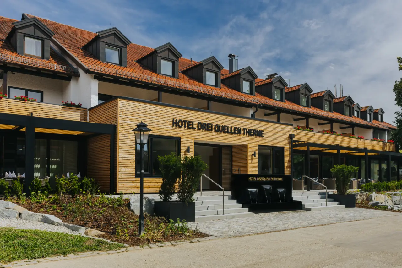 Hotel Drei Quellen Therme in Bad Griesbach – Moderner Hoteleingang mit Wasserspiel | Wellnesshotel Bad Griesbach