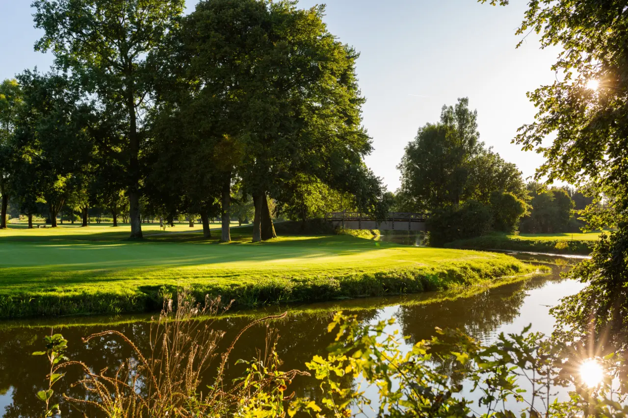 Hotel Drei Quellen Therme in Bad Griesbach – Grüner Golfplatz mit Fluss und Bäumen | Wellnesshotel Niederbayern