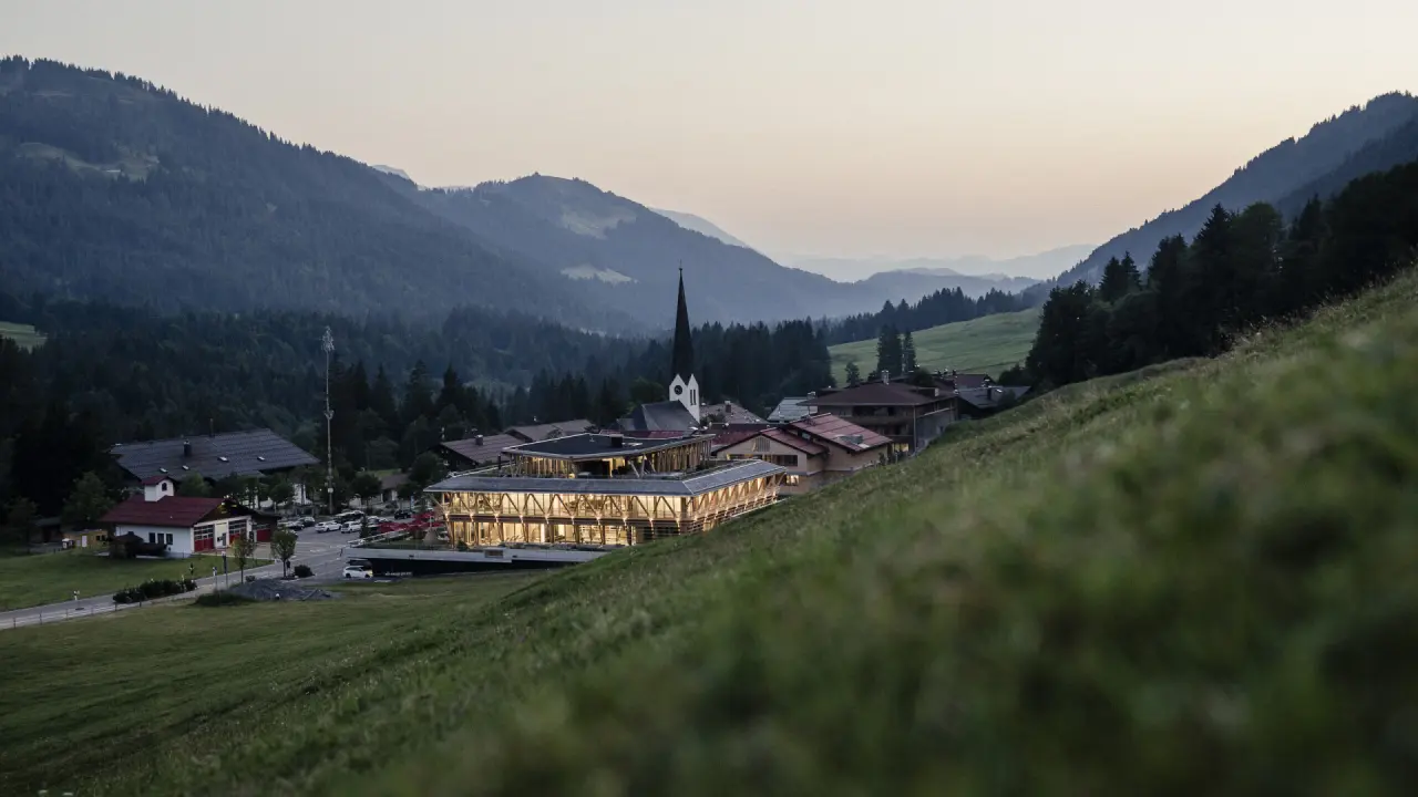 Hubertus Mountain Refugio Allgäu in Balderschwang – Hotelansicht im Bergdorf bei Dämmerung | Wellnesshotel Allgäu