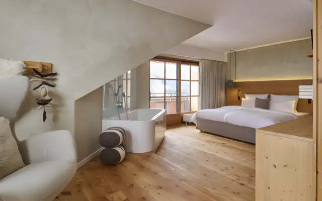 Hubertus Mountain Refugio Allgäu in Balderschwang – Komfortables Hotelzimmer mit freistehender Badewanne | Wellnesshotel Allgäu