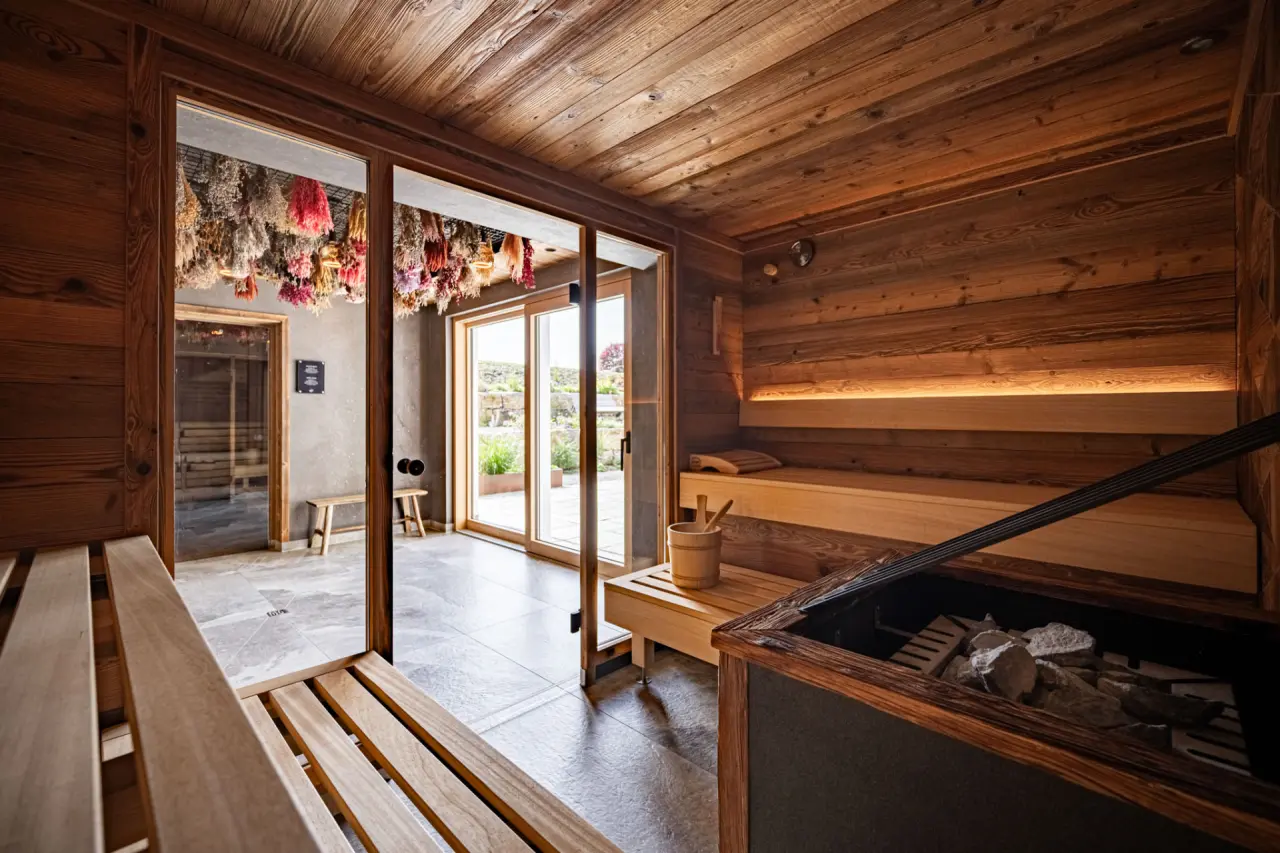 Hotel Johanneshof in Oberstaufen – Traditionelle Holzsauna mit Blick ins Grüne | Wellnesshotel Allgäu