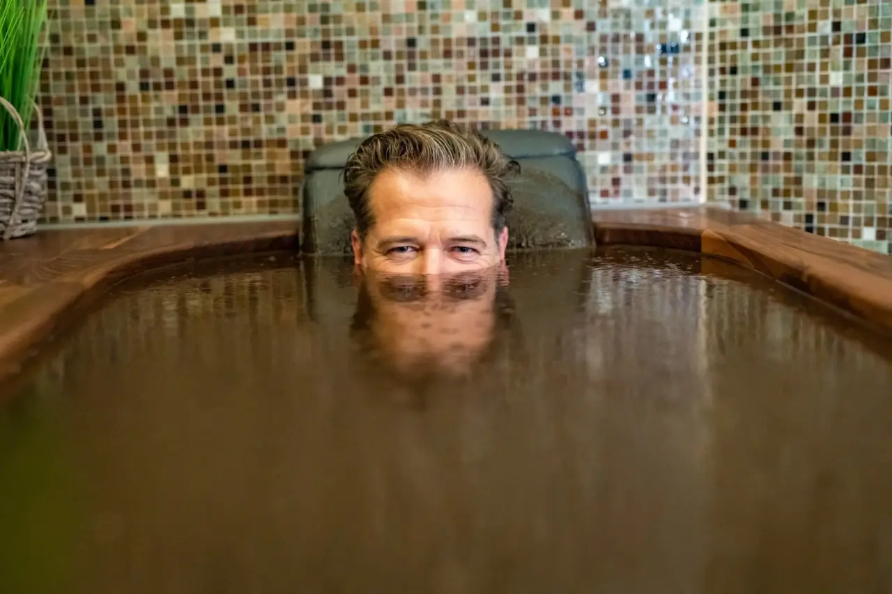 feelMOOR - Das Gesundresort Bad Wurzach in Bad Wurzach – Mann im wohltuenden Moorbad | Wellnesshotel Oberschwaben