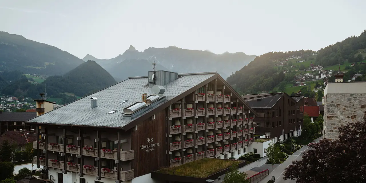 Löwen-Hotel Montafon in Schruns – Hotelgebäude mit Balkonen und Bergkulisse | Wellnesshotel Montafon