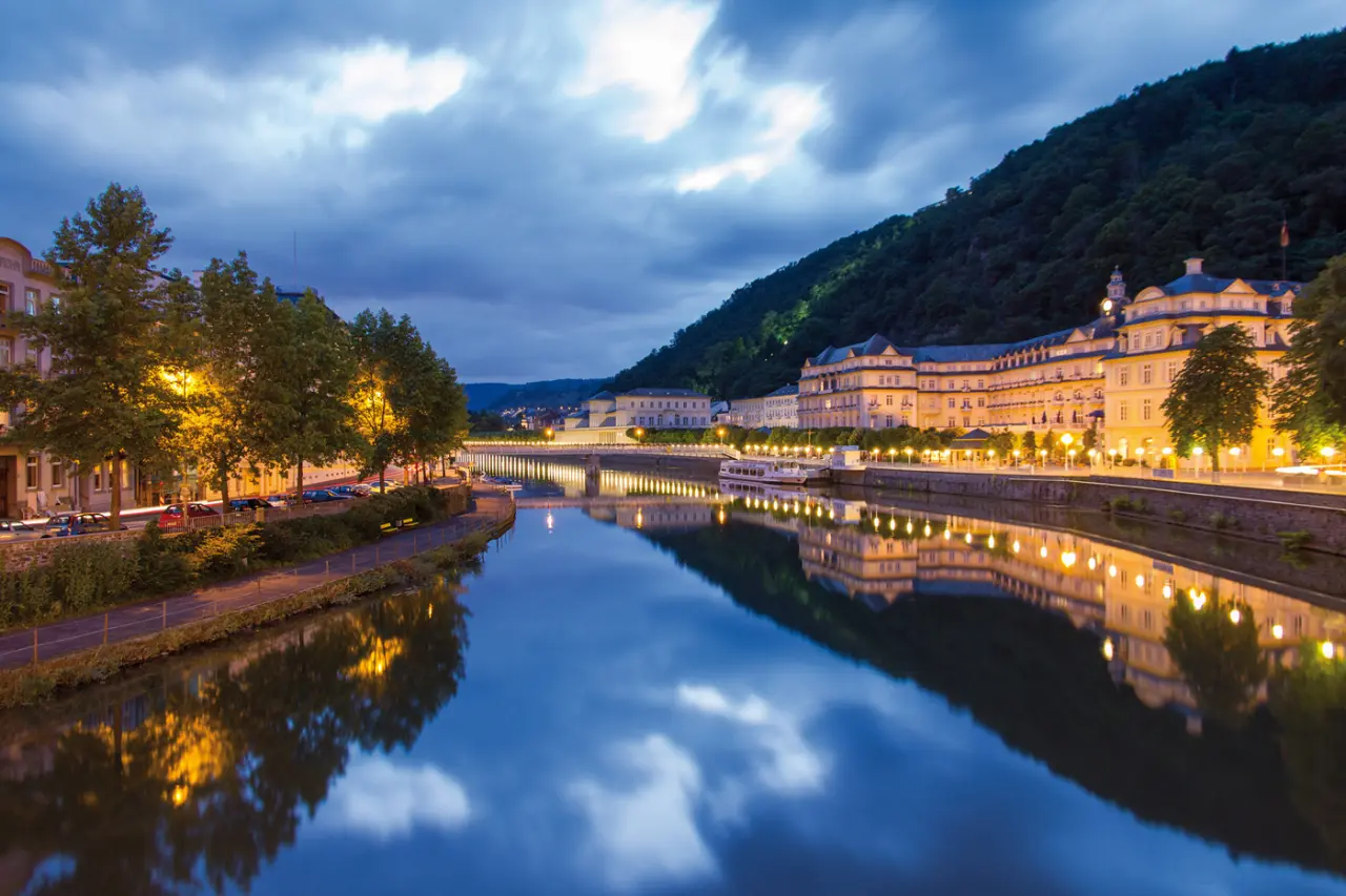 Häcker´s Fürstenhof Bad Bertrich in Bad Bertrich – Abendliche Ansicht der Kurstadt am Fluss | Wellnesshotel Eifel