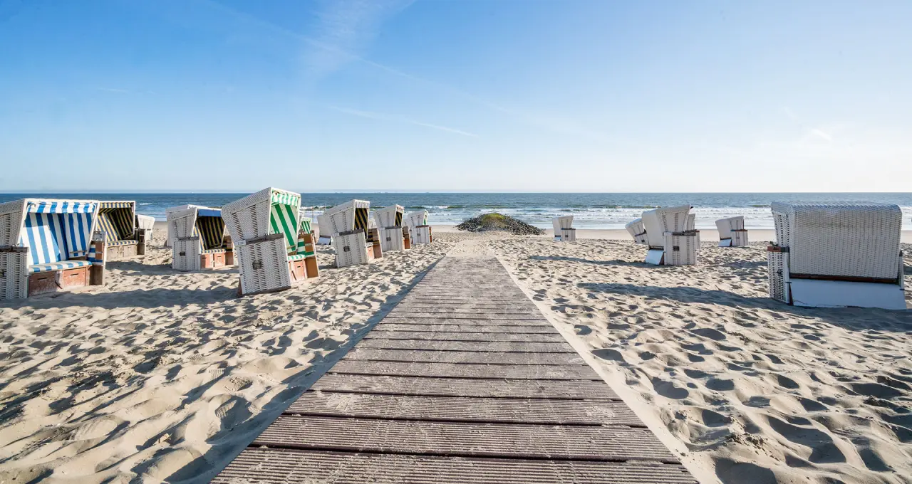 Strandhotel Gerken in Wangerooge – Strand mit Strandkörben und Meerblick | Wellnesshotel Nordsee