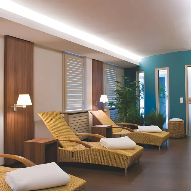 Strandhotel Gerken in Wangerooge – Entspannungsraum mit bequemen Liegen | Wellnesshotel Nordsee