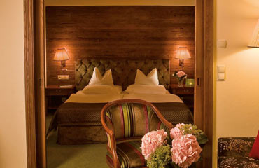 Hotel Gotthard Lech in Lech am Arlberg – Komfortables Schlafzimmer mit Doppelbett | Wellnesshotel Arlberg