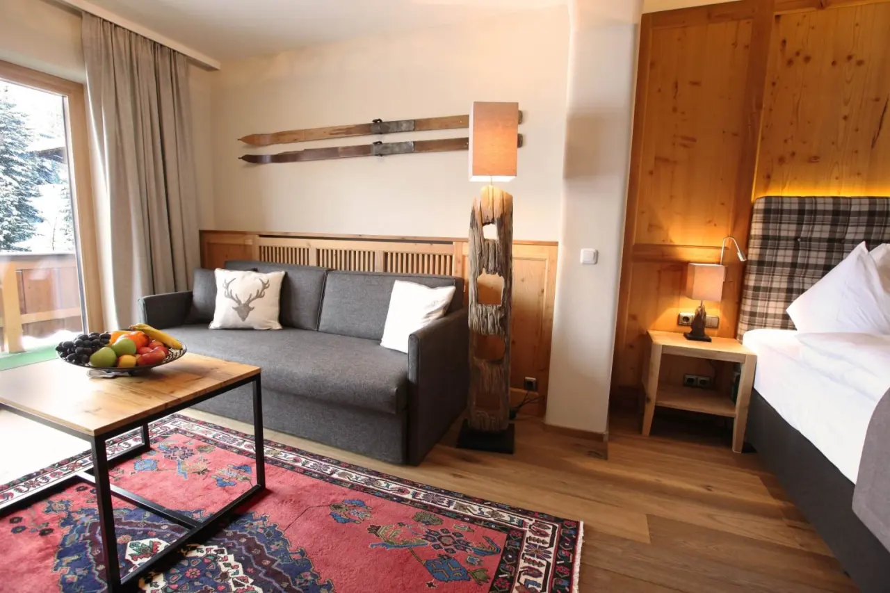 Hotel Gotthard Lech in Lech am Arlberg – Gemütliches Hotelzimmer mit Sofa und Balkon | Wellnesshotel Arlberg